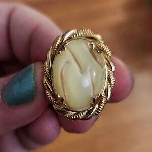 Pale yellow Opalescent confetti flecked lucite adjustable ring Vintage 60s